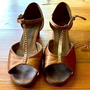 Very Fine brand custom dance shoes size 7 wide. 1 1/2 inch Cuban heel.